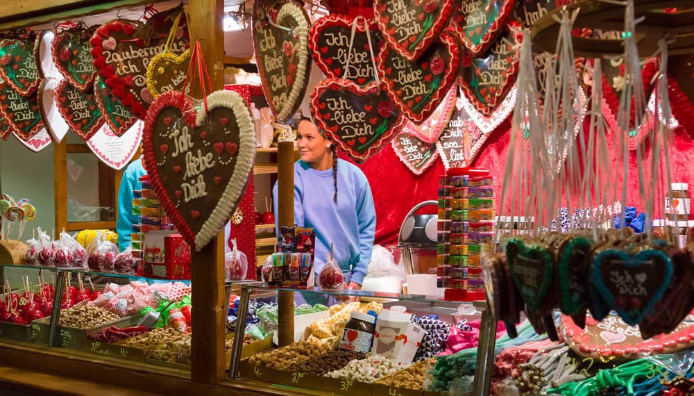 Traditional sweets are very popular at Christmas markets © www.depositphotos.com/S_Kohl