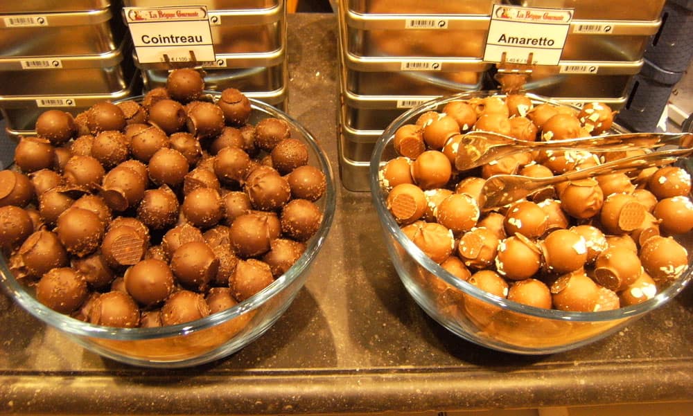 There are chocolate shops everywhere in Brussels © By Alter Fritz (Own work) [CC-BY-SA-3.0], via Wikimedia Commons