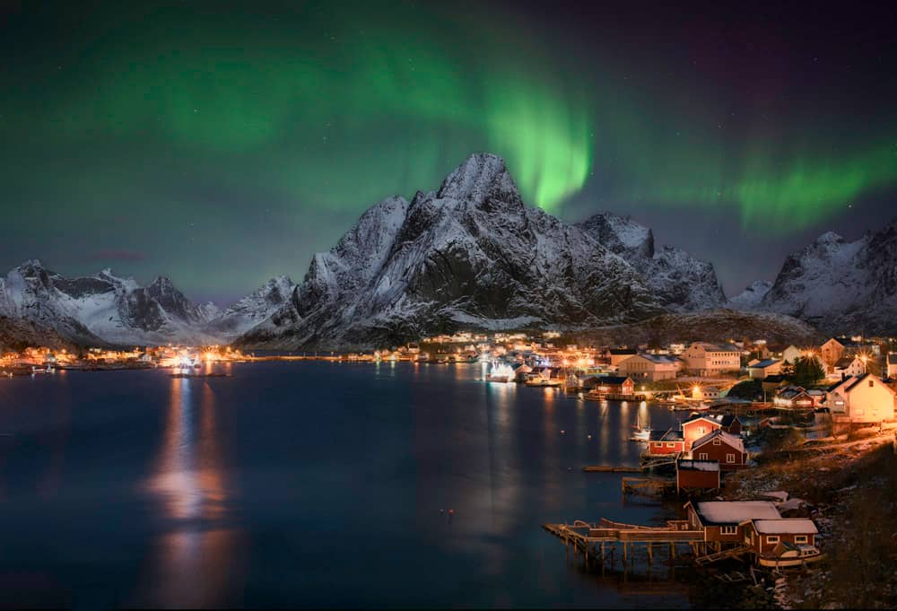 Northern lights over Reine, in the Lofoten Islands © www.depositphotos.com/inigocia