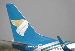 Oman Air corporate colours © Prateek Karandikar - Wikimedia Commons